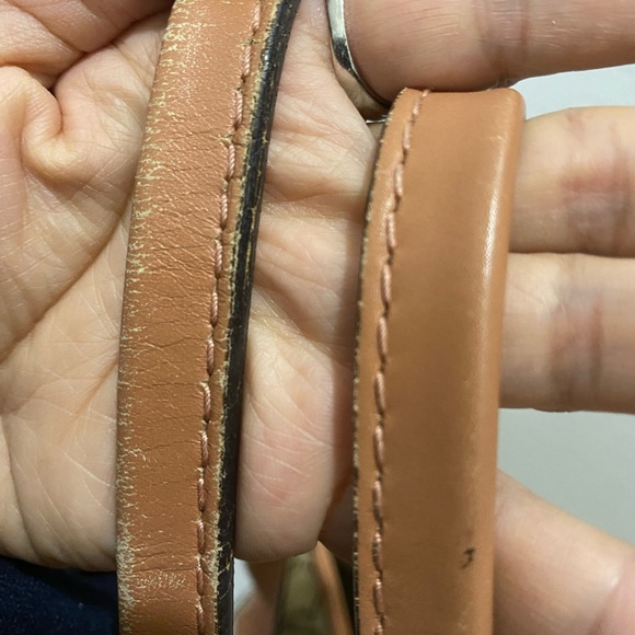 Gucci tote ❤️- signs of wear is visible on the straps and also on the 4 corners - Picture 6 of 17